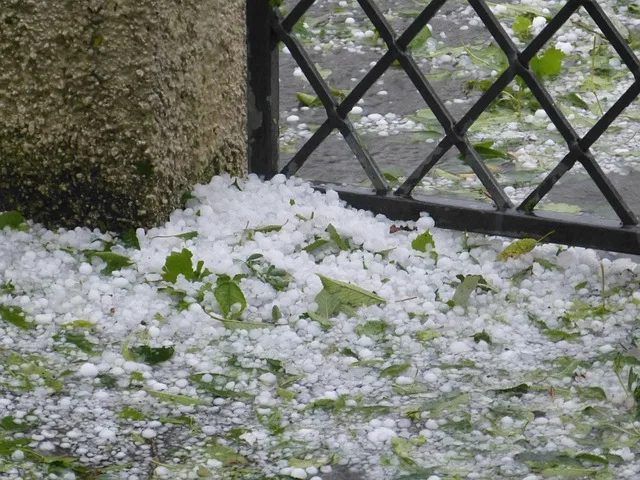 Ciemne chmury burzowe nadciągające nad pola uprawne na Pomorzu