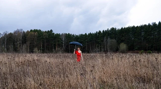 Ciemne chmury burzowe nad polami uprawnymi Pomorza wiosną