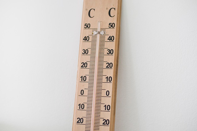 Termometr wskazujący wysoką temperaturę podczas fali upałów