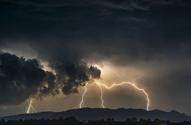 Piorun uderzający podczas nocnej burzy na tle ciemnego nieba