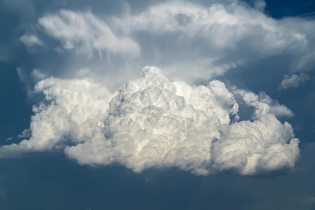 Potężna burzowa chmura cumulonimbus piętrząca się nad krajobrazem przed nawałnicą