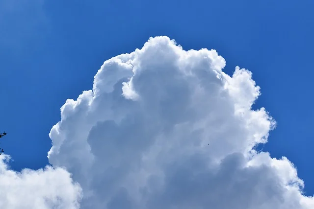 Wschód słońca nad polami podczas wiosennej równonocy